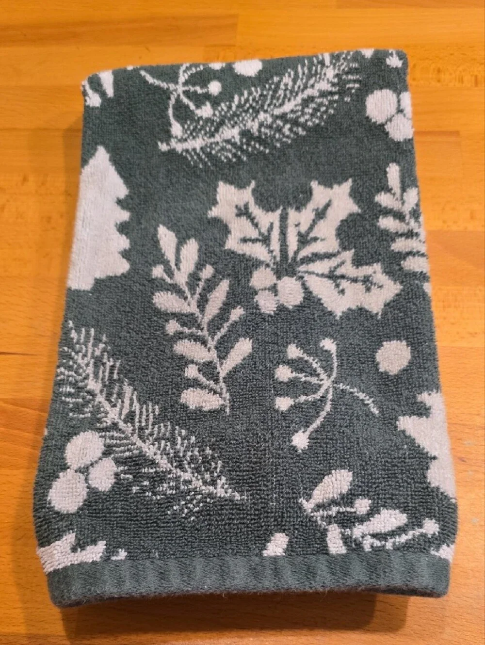 Green Leaf Pattern Hand Towel